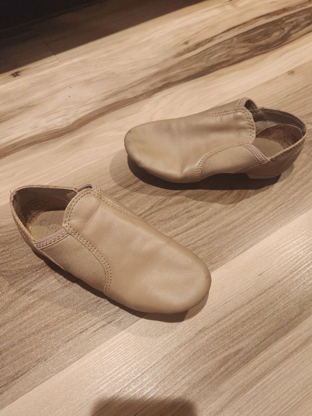 CAPEZIO beige leather slip-on Jazz dance shoes SIZE 3